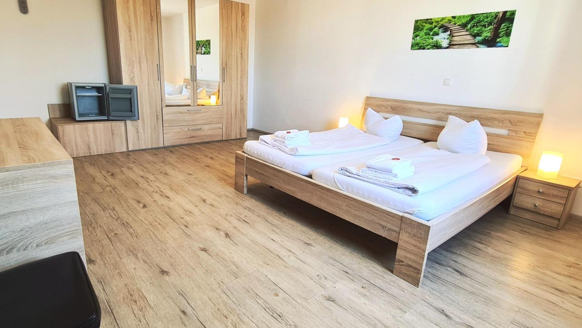 Hotel Krone ケーニヒスブルン エクステリア 写真