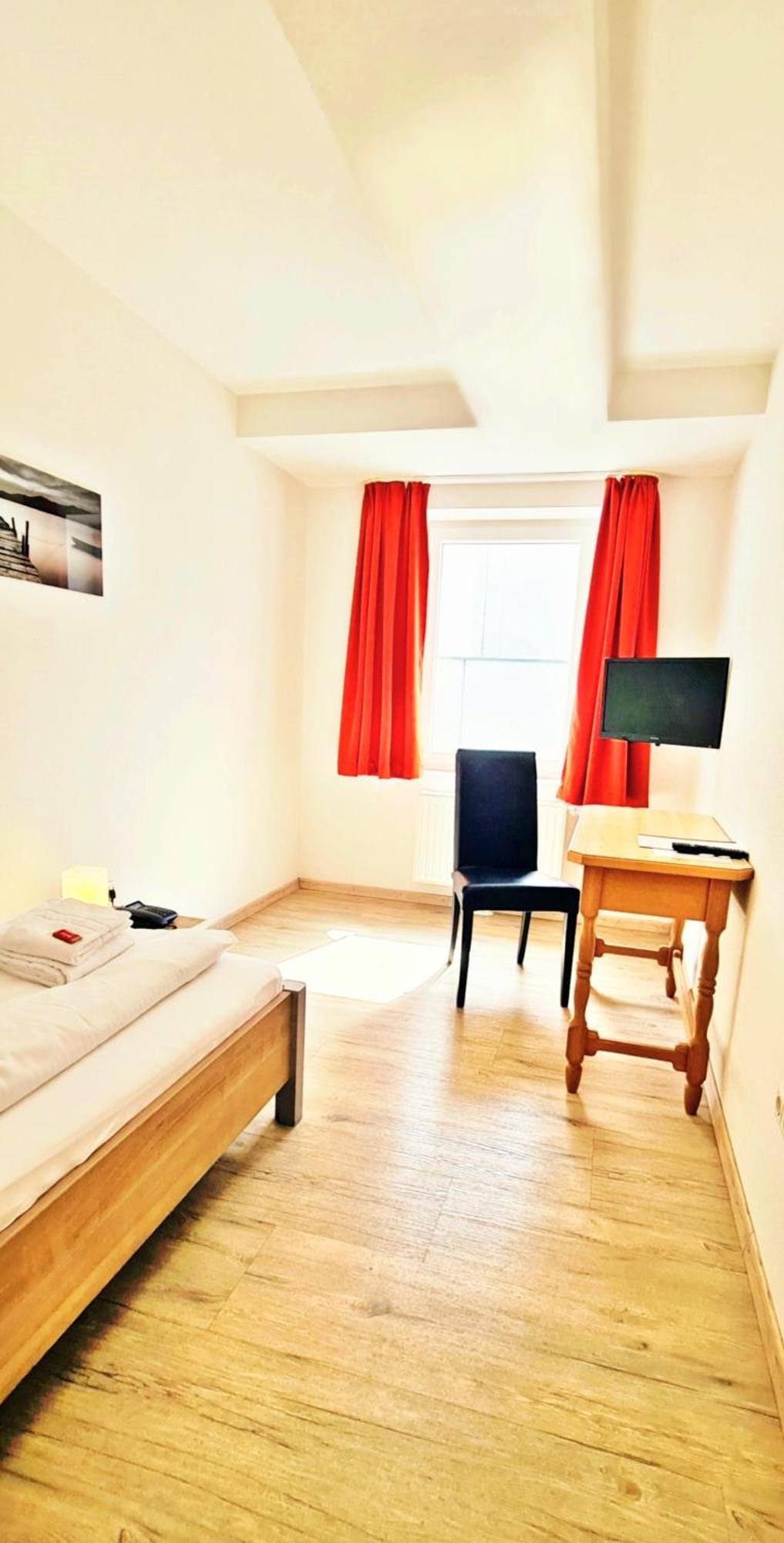 Hotel Krone ケーニヒスブルン エクステリア 写真